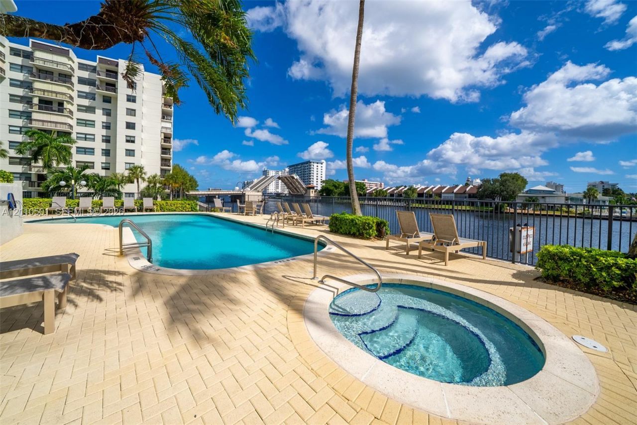 2880 NE 14th St Cswy , Unit 404, Pompano Beach, FL 33062 Photo