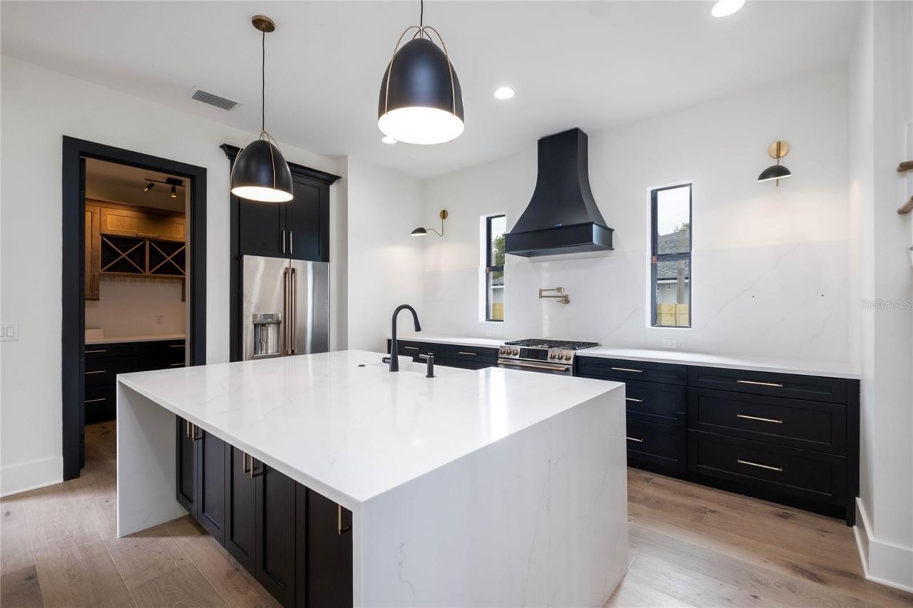 805 W Indiana Avenue, Tampa, FL 33603 Photo