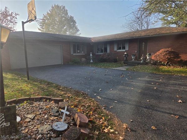 10560 Laurens Drive NE, Bolivar, OH 44612