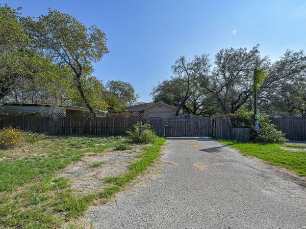 216 RANCH CREEK DR, Floresville, TX 78114