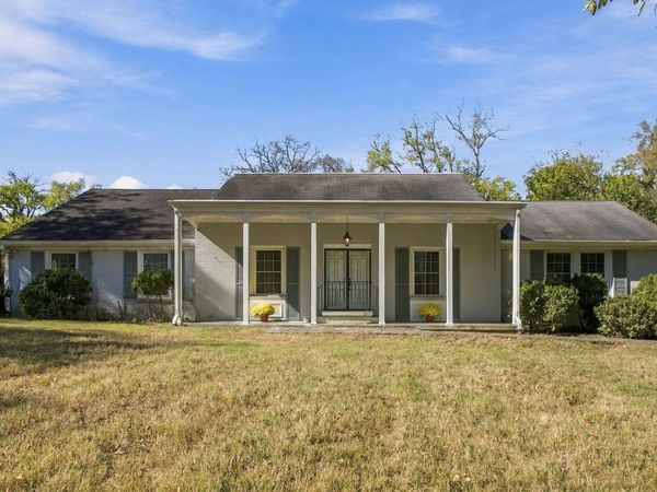 810 Academy Ln, Columbia, TN 38401