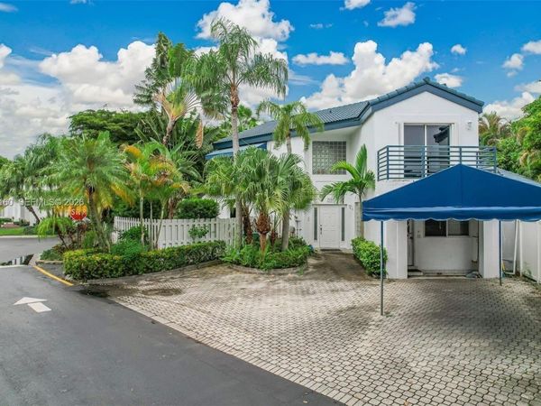 250 NE 212th St, Miami, FL 33179
