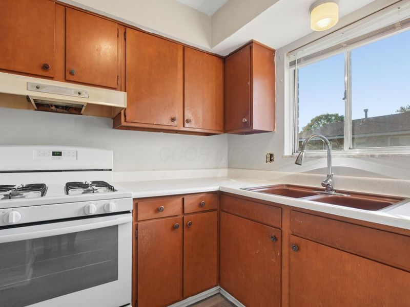2336 Woodbrook Circle N, Unit B, Columbus, OH 43223 Photo 13
