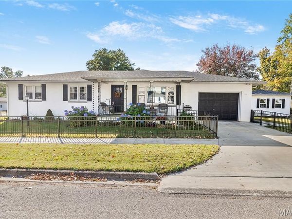 500 W Summer Street , Hillsboro, IL 62049