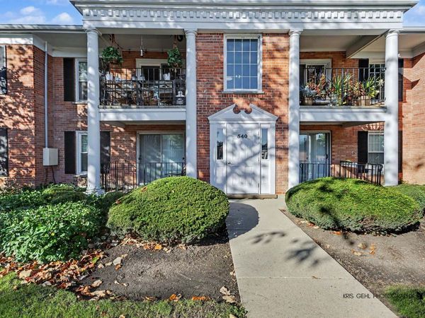 540 Shorely Drive, Unit 104, Barrington, IL 60010