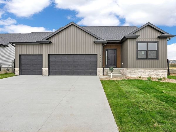 211 Meadows Field Drive NE, Cedar Rapids, IA 52402
