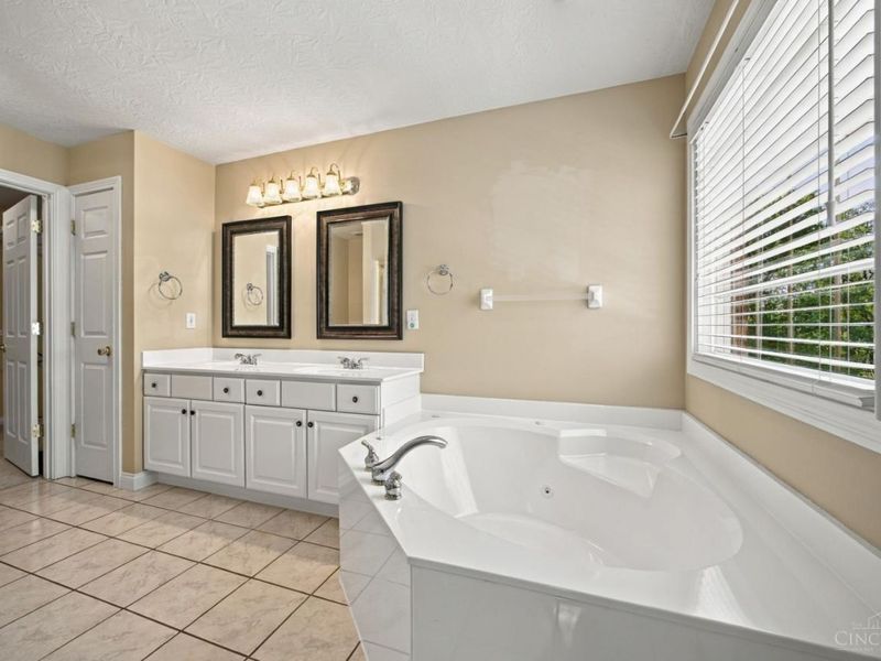 1661 Nichole Court, Hamilton, OH 45013 Photo 29