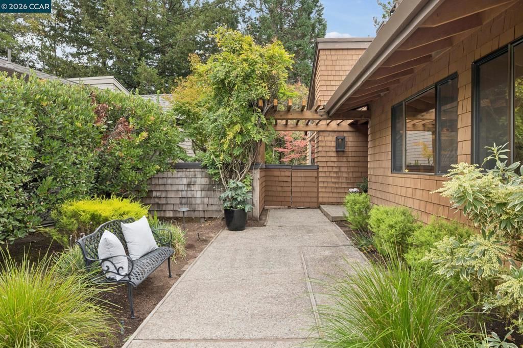 407 Ridge Gate Rd, Orinda, CA 94563 Main Photo