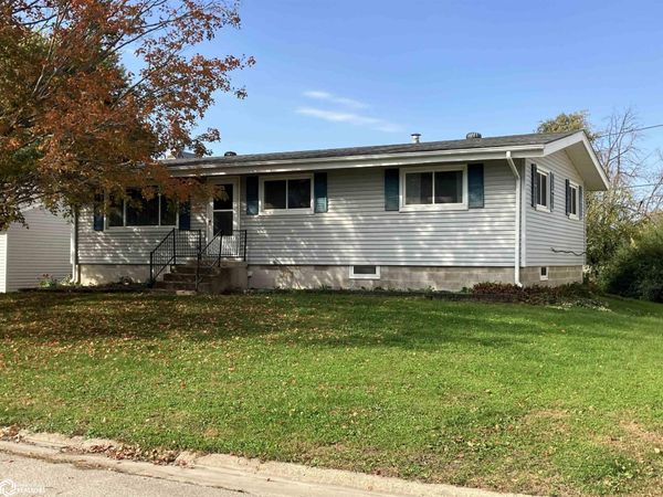 111 W Crescent Drive, Sheffield, IA 50475