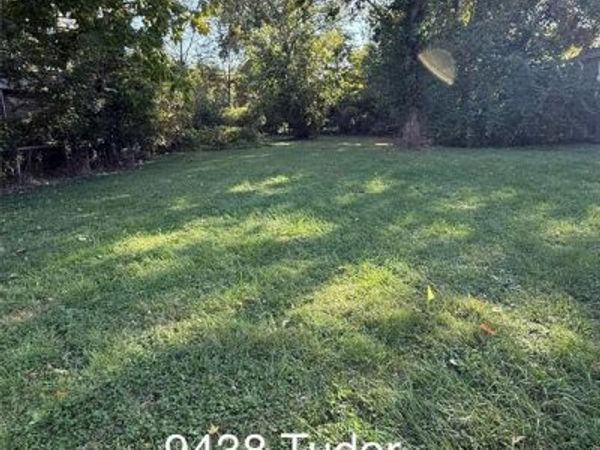 9438 Tudor Avenue , Breckenridge Hills, MO 63114