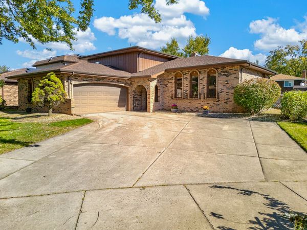18433 Lange Street , Lansing, IL 60438