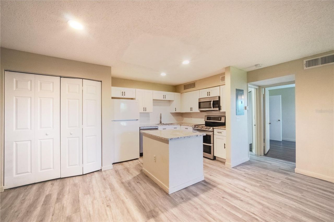 315 Lakepointe Drive , Unit 204, Altamonte Springs, FL 32701 Photo