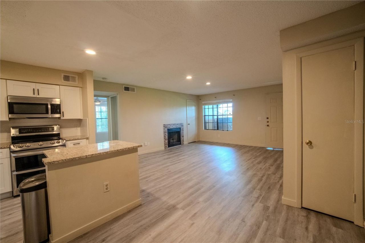 315 Lakepointe Drive , Unit 204, Altamonte Springs, FL 32701 Photo