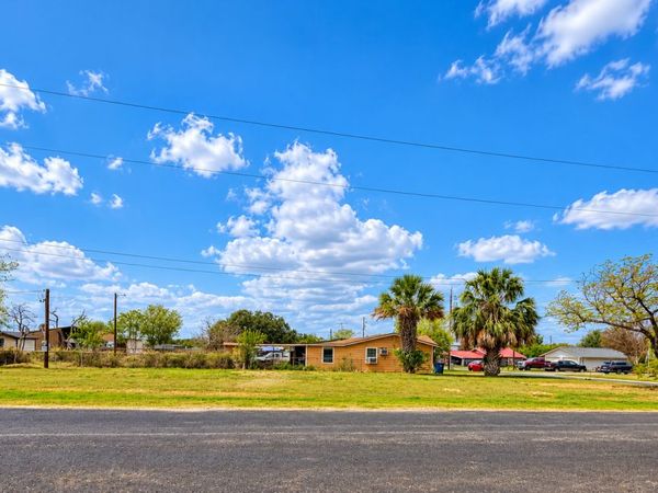 117 N WELHAUSEN, Poth, TX 78147