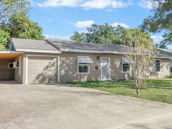 433 Wallace, Seguin, TX 78155