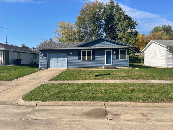 72 Brook Circle, Pella, IA 50219