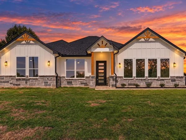 1657 Brookview Drive , Lancaster, TX 75146