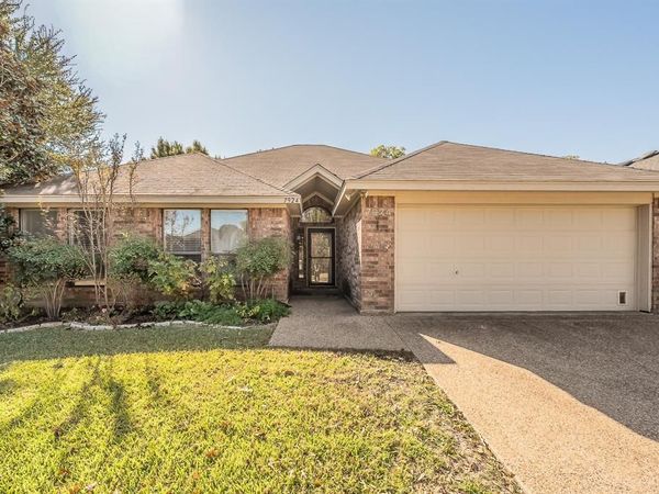 7924 Fox Chase Drive, Arlington, TX 76001