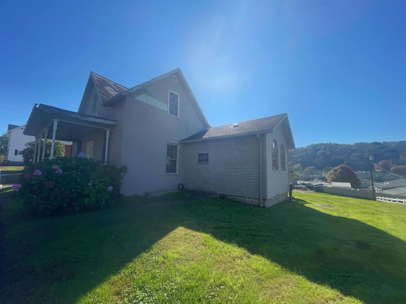 356 W Jefferson Avenue, McConnelsville, OH 43756 Photo 2