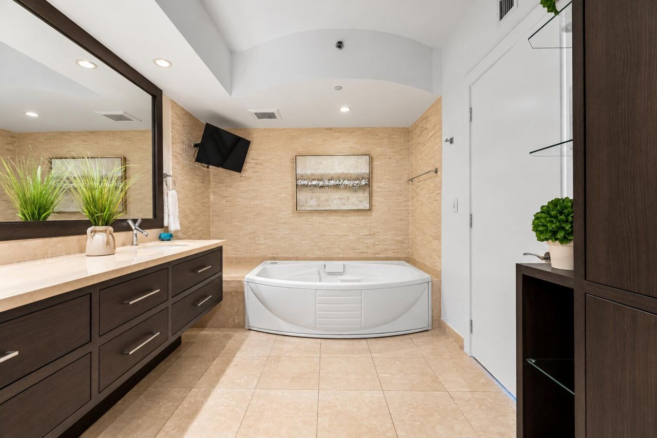 400 Alton Road, Unit 1704, Miami Beach, FL 33139 Photo