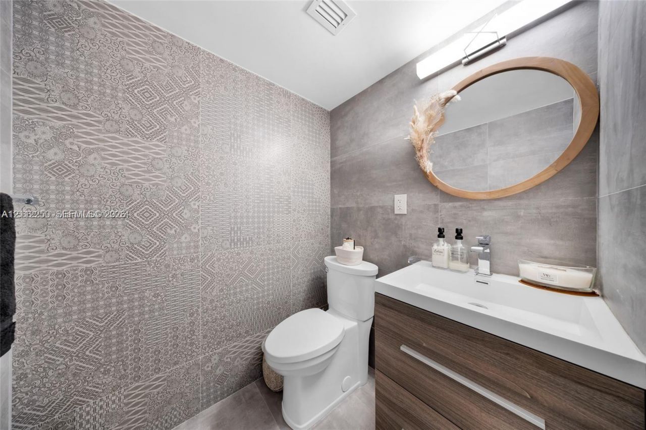 5838 Collins Ave , Unit 2F, Miami Beach, FL 33140 Photo