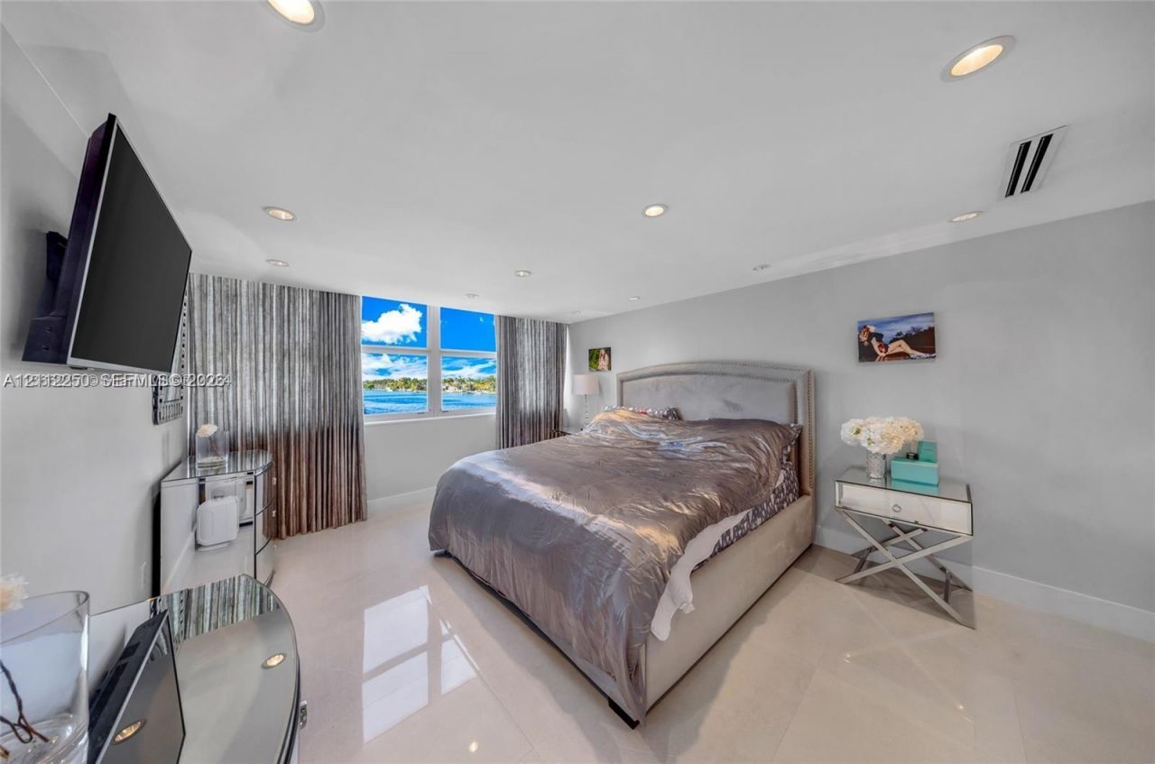 5838 Collins Ave , Unit 2F, Miami Beach, FL 33140 Photo
