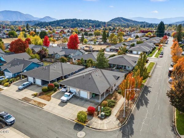 1202 SW Sun Glo Drive, Grants Pass, OR 97527