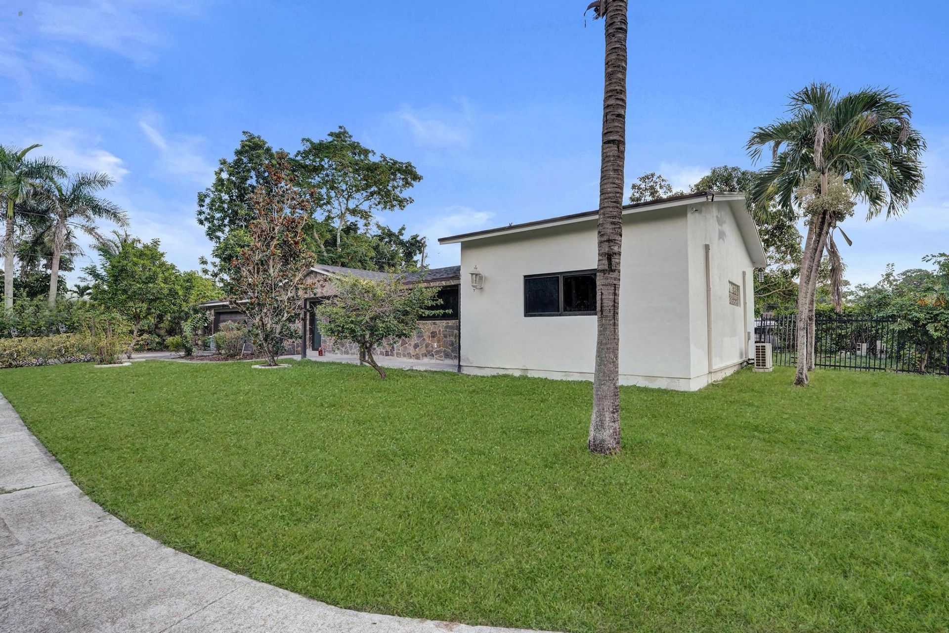393 Cypress Avenue, West Palm Beach, FL 33415 Photo