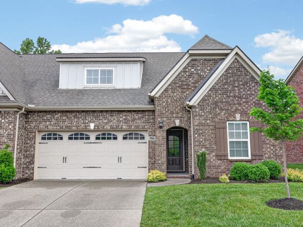 906 Meadowcrest Way, Lebanon, TN 37090