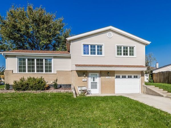 9008 Forest Lane, Hickory Hills, IL 60457