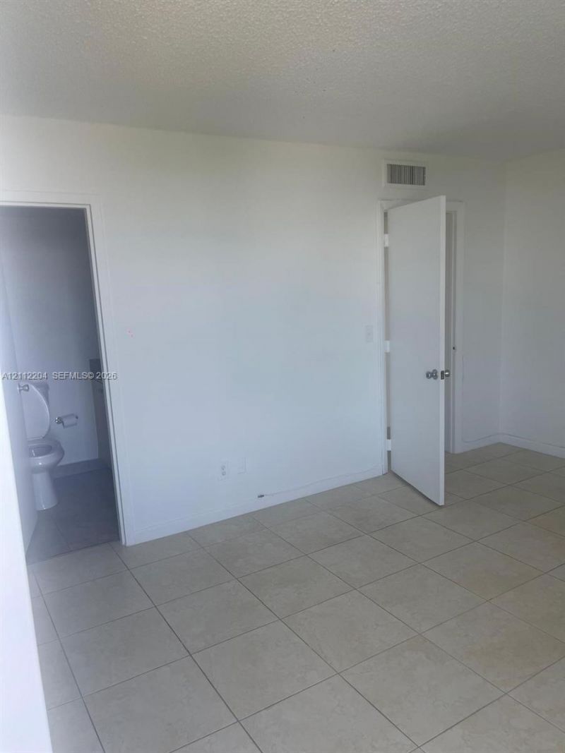 2020 NE 135th St , Unit 910, North Miami, FL 33181 Photo