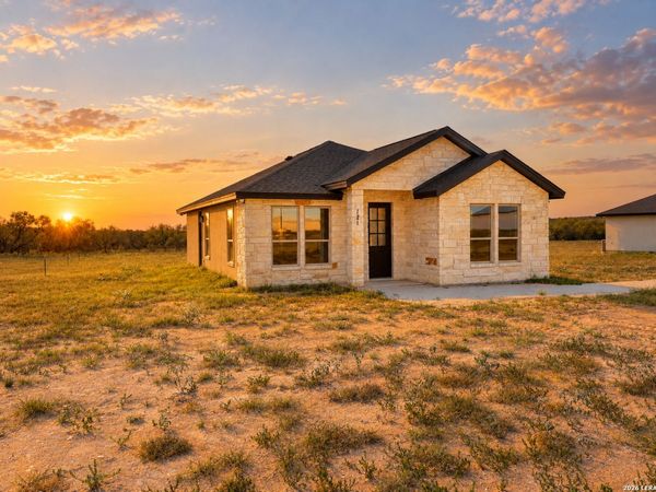 121 Camino Verde Ct, La Vernia, TX 78121
