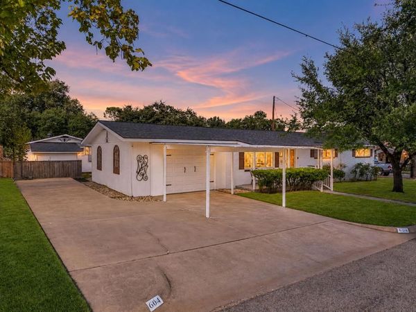 604 Crestview Drive , Granbury, TX 76048