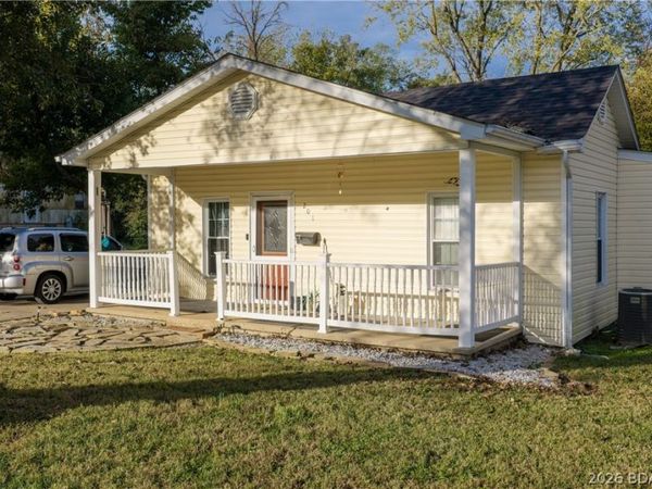 201 N Walnut Street , Eldon, MO 65026