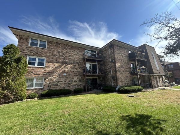 9817 Nottingham Avenue , Unit 303, Chicago Ridge, IL 60415