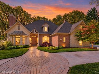 9857 Creekwood Trail, Springfield Township, Mi 48350