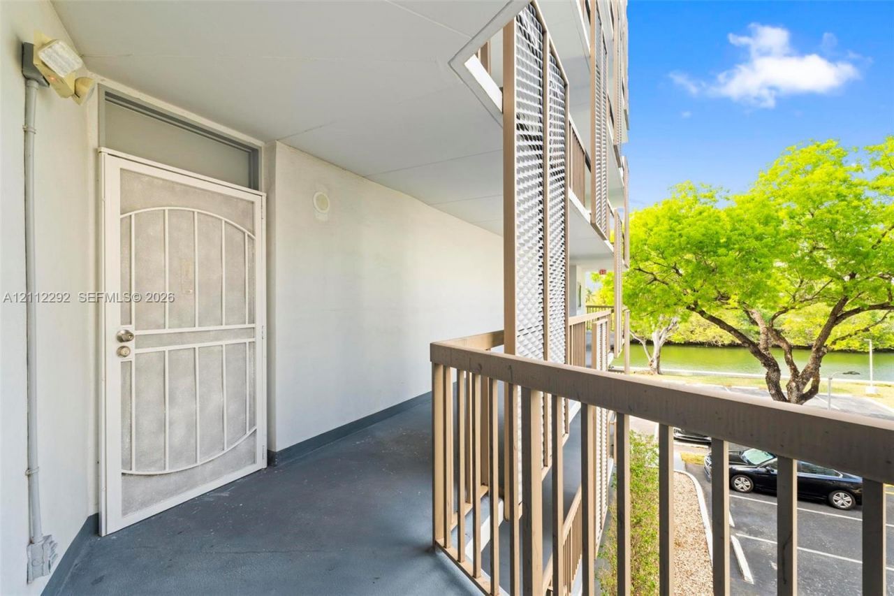 3401 N Country Club Dr, Unit 311, Aventura, FL 33180 Photo