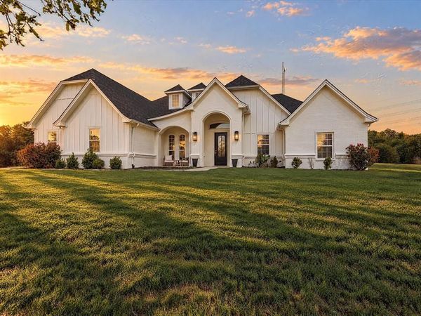 104 Silver Lakes Drive, Sunset, TX 76270