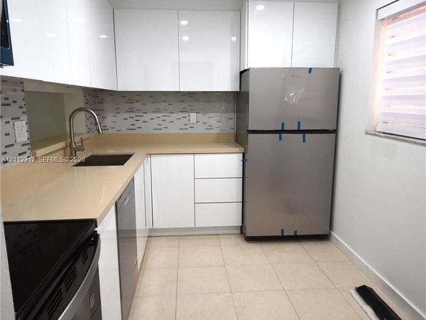 8625 NW 8th St , Unit 213, Miami, FL 33126