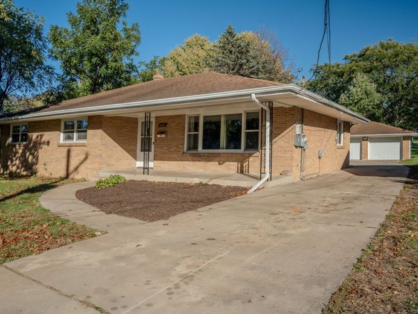 1427 S Walnut Avenue , Freeport, IL 61032