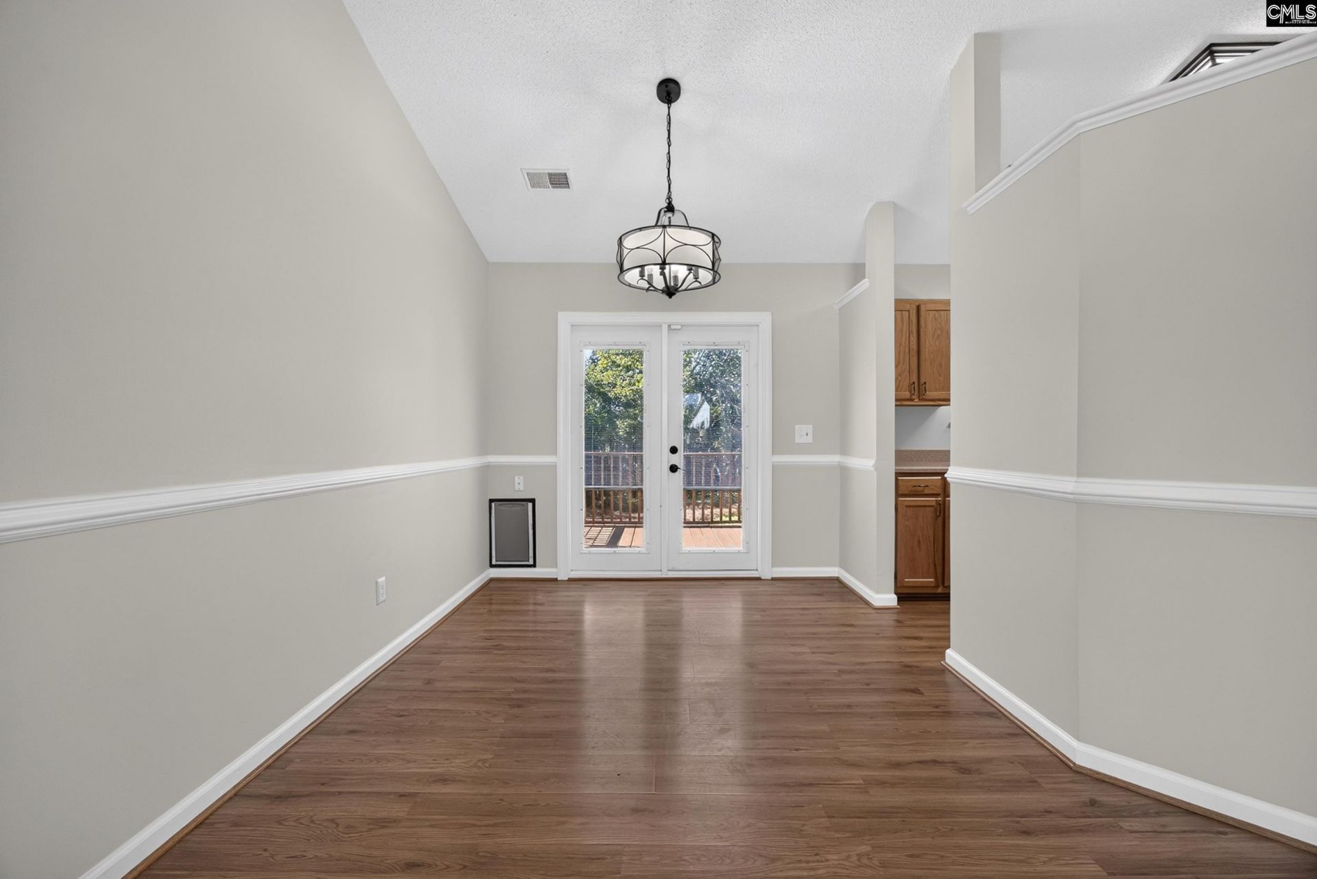 425 Elmhurst Court  Photo 4