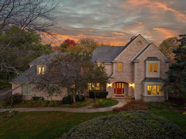 10522 N Manor Cir, Mequon, WI 53092