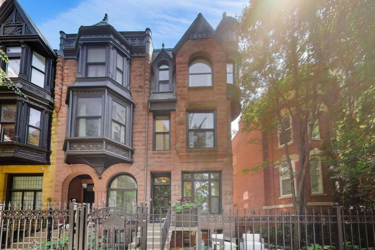 45 E Division Street, Chicago, IL 60610 Main Photo