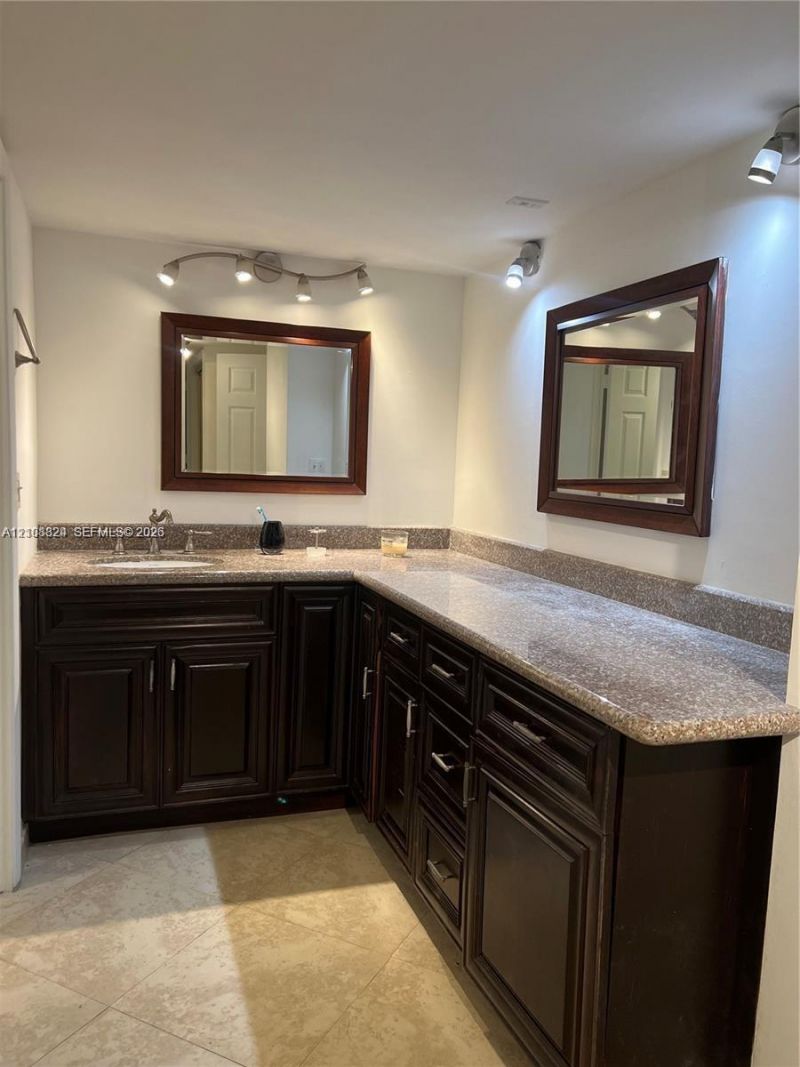 6039 Collins Ave , Unit 1208, Miami Beach, FL 33140 Photo