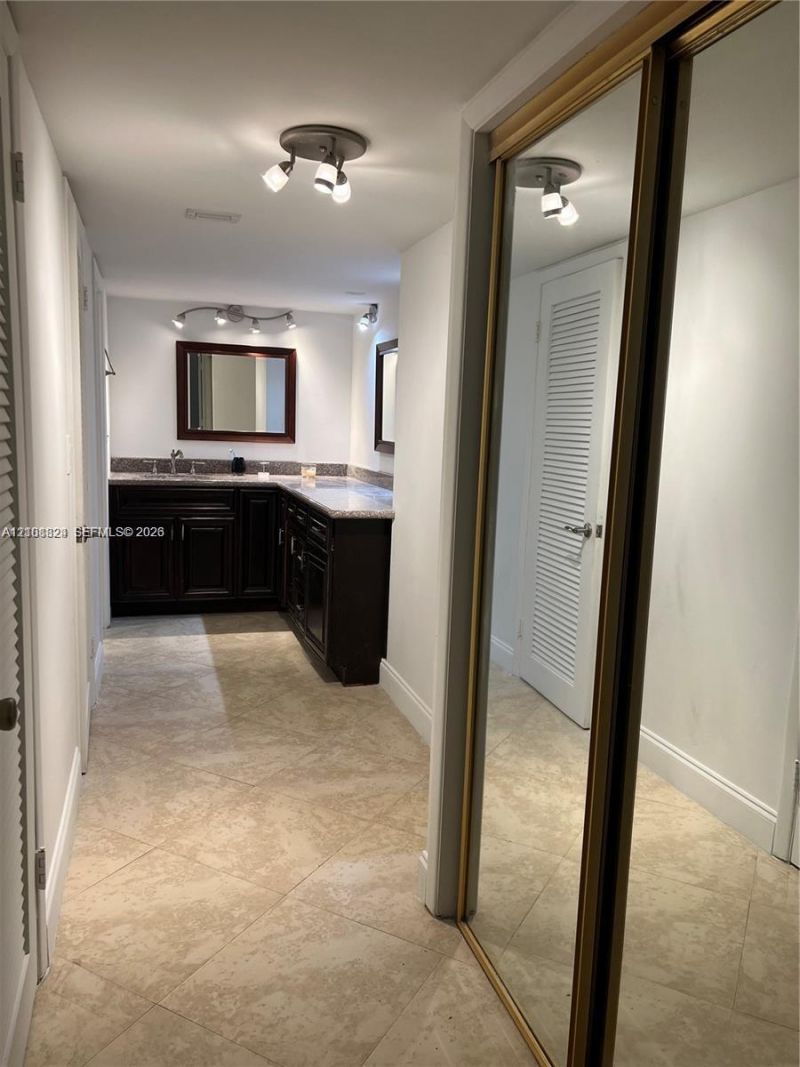 6039 Collins Ave , Unit 1208, Miami Beach, FL 33140 Photo