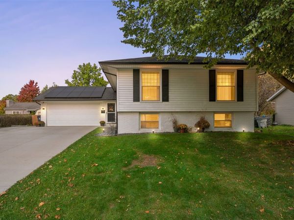 140 Carnaby Dr NE , Cedar Rapids, IA 52402