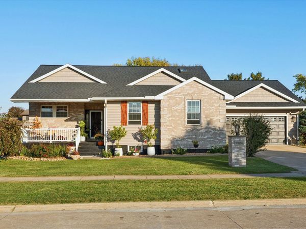 1556 4th Avenue , Camanche, IA 52730