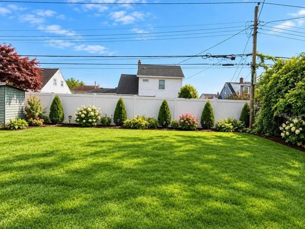 36 BLUEGRASS Lane, Levittown, NY 11756