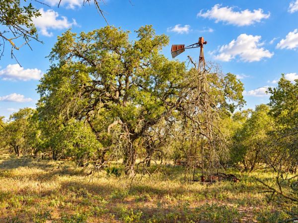 000 County Road 777, Devine, TX 78016
