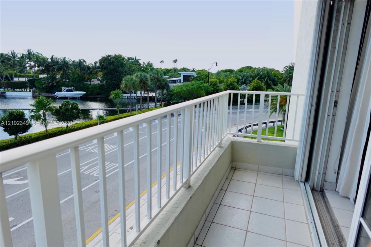2600 Collins Ave , Unit 308, Miami Beach, FL 33140 Photo